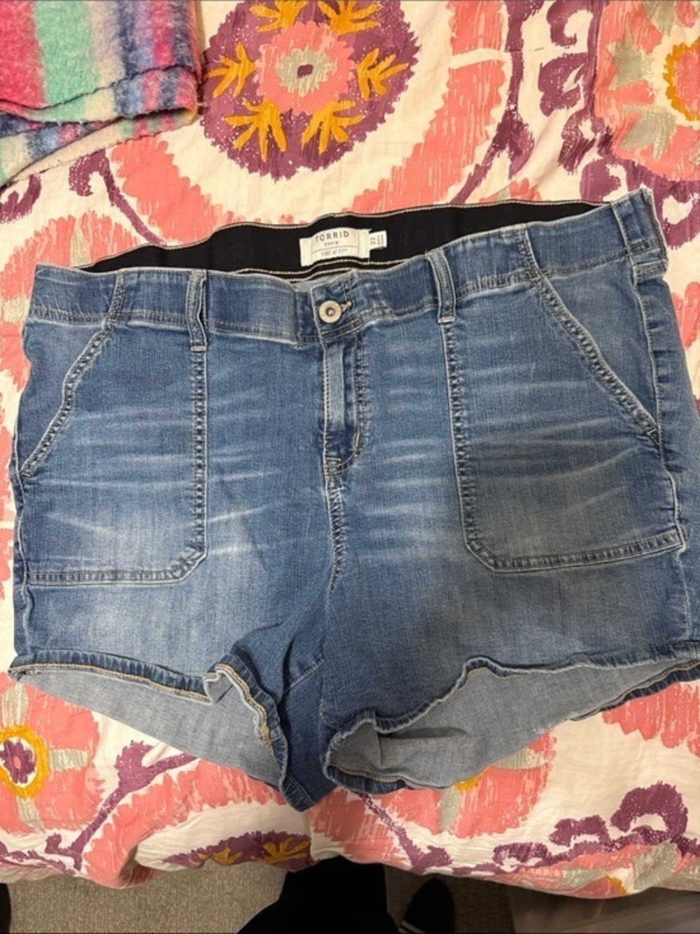 Torrid First At Fit Denim Shorts Cuffed Patch Pockets Mid Wash Plus Size 22